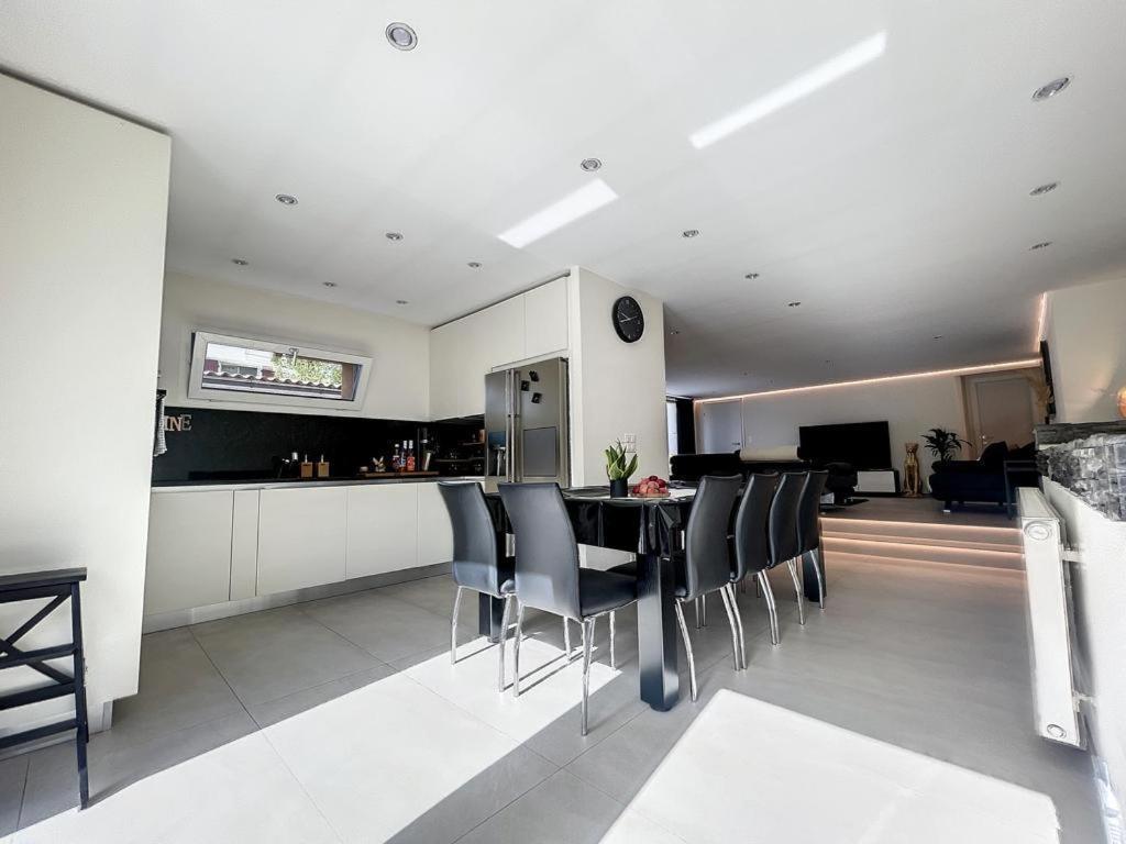 Appartement Moderne Avec Terrasse Et Piscine A Chatel Sur Bex Esterno foto
